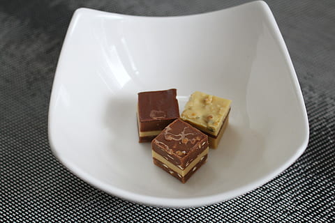 čokolády, čokoláda, okusovat, cukroví, čokoládové pralinky, jídlo, dezert, Svačina, gurmán, plátek, deska, sladké jídlo, hnědý, detail, jídlo a pití, požitek, sladký, uvnitř, nikdo, svěžest, připraven jíst, stálý život, vysoký úhel pohledu, pokušení, pečený, přímo nad, studio shot, stůl, zásobník, luxus, nádobí, 5K, CC0, veřejná doména, bez autorských práv