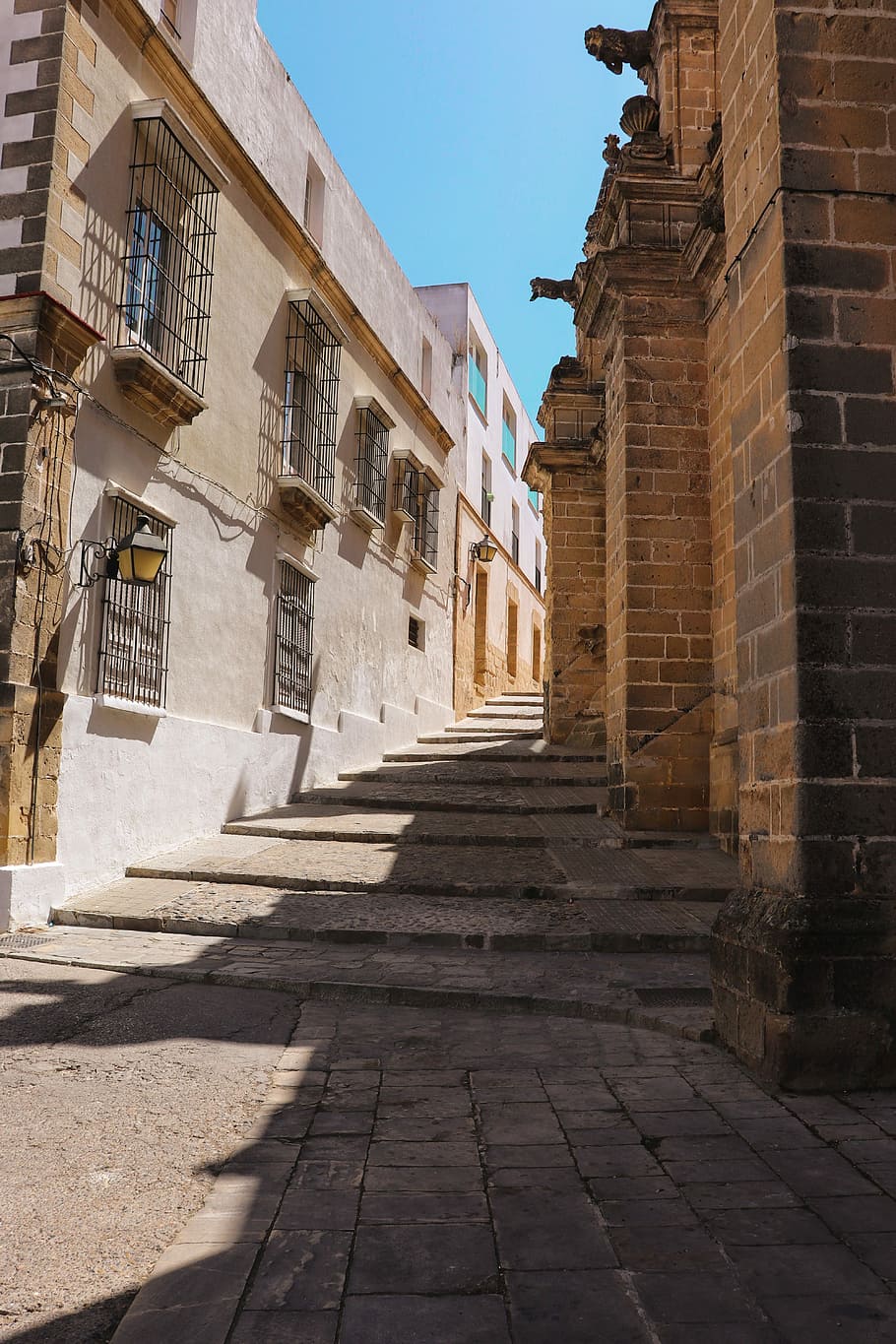 lato della strada, scale tra le case, costruzione, architettura, passo, finestra, telaio, strada, città, cittadina, urbano, mattone, parete, ciottolo, Spagna, pietra, vecchio, esterno dell'edificio, struttura costruita, luce del sole, cielo, giorno, il passato, storia, natura, ombra, nessuno, la strada davanti, direzione, all'aperto, religione, quartiere residenziale, vicolo, 5K
