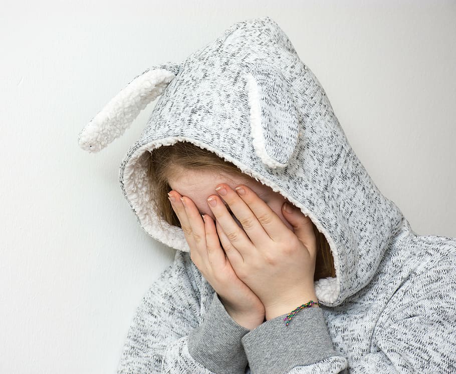 persona, portar, llit de manta de conill, desesperat, trist, deprimit, plorar, pèrdua, preocupació, adolescent, desesperació, depressió, noia, turmentat, turment, tristesa, por, ansiós, llàgrimes, dol, desprotegit, sol, solitari, violent, víctimes, bullying, llebre, conill, campana, oneie, emoció, jove, humà, problema, només nens, una persona, gent, tirada al cap, embolicat, nen, roba calenta, adult, infància, hivern, roba, retrat, part del cos humà, part del cos, dones, mà, barret, temperatura de fred, cobertura, a l'interior, mà humana, rostre humà, mans que cobreixen els ulls, cara oculta, caputxa - roba, vergonya, 4K