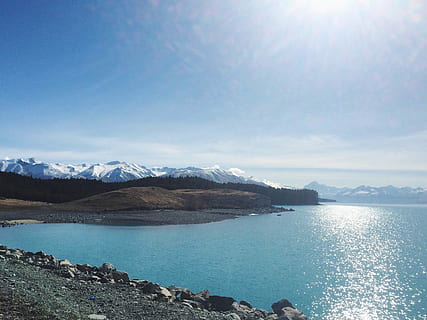 Munte, lângă, corp, apă, albastru, cer, corp de apa, cer albastru, natură, peisaj, scenics, lac, mare, nici o persoana, în aer liber, de munte, imagine color, locații de călătorie, frumusețe în natură, scenice - natura, liniște, o scenă liniștită, zi, lumina soarelui, scenă non-urbană, idilic, nor - cer, solid, un munte acoperit de zăpadă, 2K, CC0, domeniu public, fără drepturi de autor