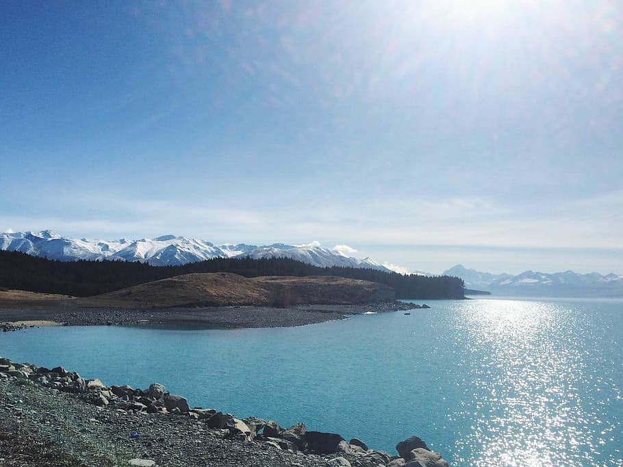 Munte, lângă, corp, apă, albastru, cer, corp de apa, cer albastru, natură, peisaj, scenics, lac, mare, nici o persoana, în aer liber, de munte, imagine color, locații de călătorie, frumusețe în natură, scenice - natura, liniște, o scenă liniștită, zi, lumina soarelui, scenă non-urbană, idilic, nor - cer, solid, un munte acoperit de zăpadă, 2K