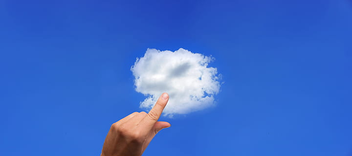 la personne, montrant, l'index, montrer du doigt, nuage, doigt, toucher, Cloud computing, magasin de données, capacité, réseau, prestations de service, Les données, espace disque, technique, concept, La technologie, information, système, la mise en réseau, traitement de l'information, l'Internet, serveur, interface, un service, main humaine, main, partie du corps humain, nuage - ciel, ciel, bleu, en portant, la nature, une personne, prise de vue en studio, objet unique, partie du corps, lien, journée, espace de copie, Nourriture et boisson, en plein air, fond bleu, 8K, CC0, domaine public, libre de droits