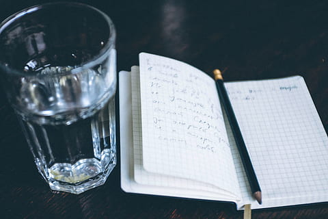 Morgenjournal, Morgen, Journaling, Konzepte und Ideen, Objekte, Buch, keine Leute, drinnen, Nahansicht, Tag, Tabelle, Glas, Trinkglas, High Angle View, Haushaltsausstattung, Text, Kommunikation, Veröffentlichung, Stillleben, Papier-, Bildung, Glas - Material, Essen und Trinken, öffnen, Handschrift, Notizblock, 4K, CC0, gemeinfrei, lizenzfrei
