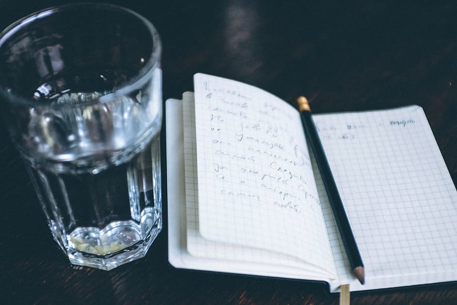 giornalismo mattutino, mattina, journaling, concetti e idee, oggetti, libro, nessuno, in casa, avvicinamento, giorno, tavolo, bicchiere, vista dall'alto, attrezzature domestiche, testo, comunicazione, pubblicazione, natura morta, carta, formazione scolastica, vetro - materiale, cibo e bevande, Aperto, grafia, bloc notes, 4K