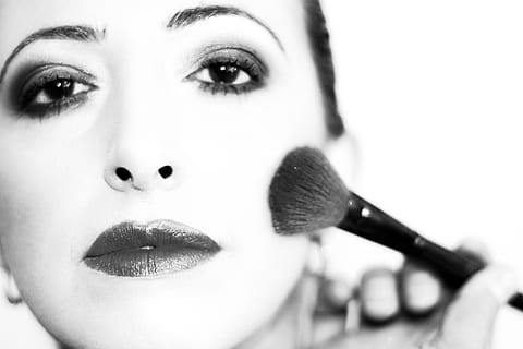 segurando, pincel de maquiagem, noiva, Maquiagem, retrato, mulher, faço, editorial, pose, moda, moda feminina, fêmea, lindo, olhando para a câmera, só mulheres, uma pessoa, apenas adultos, uma mulher só, adulto jovem, adulto, mulheres, parte do corpo humano, fechar-se, beleza, Tiros na Cabeça, mulher bonita, tiro do estúdio, mulheres jovens, parte do corpo, dentro de casa, rosto humano, glamour, 5K, CC0, domínio público, royalty free