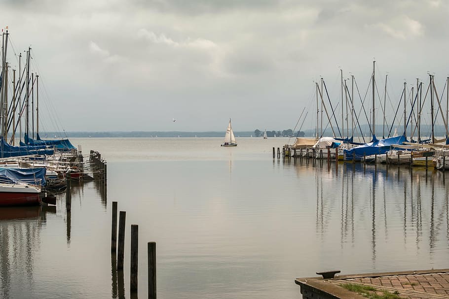 arrencada, llac, kai, web, port, moll, velers, aigua, steinhuder sea, mariner, vaixells, Esports aquàtics, núvols, cel, navegar, vaixell nàutic, mar, marina, veler, iot, transport, manera de transport, amarrat, núvol - cel, pol, naturalesa, dia, màstil, cap gent, reflexió, bellesa a la natura, material de fusta, tranquil·litat, a l'aire lliure, publicació, post de fusta, 5K
