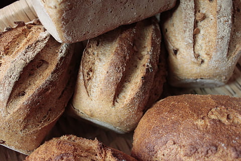 Brot, Bäckerei, Handwerker Brot, Zuhause, Lebensmittel, Essen und Trinken, Frische, Nahansicht, Stillleben, drinnen, braun, gebacken, keine Leute, fertig für den Verzehr, Wohlbefinden, gesundes Essen, High Angle View, Vollbild, Fokus auf den Vordergrund, Genuss, Hintergründe, hausgemacht, große gruppe von gegenständen, Vollkornbrot, Versuchung, Snack, 2K, CC0, gemeinfrei, lizenzfrei