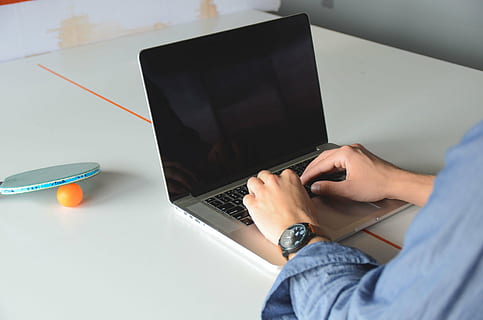 persona, toccante, macbook, professionista, tavolo, blu, vestito, camicia, seduta, di fronte, il computer portatile, computer, digitando, lavoro, attività commerciale, ufficio, ping pong, tecnologia, usando il portatile, tecnologia wireless, solo un uomo, una persona, adulto, uomini, comunicazione, connessione, in casa, parte del corpo umano, mobilia, Internet, occupazione, mano umana, mano, 4K, CC0, dominio pubblico, privo di copyright
