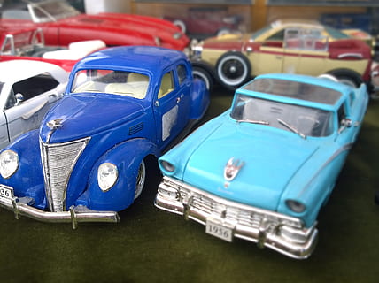 model-, machine, tijdperk, auto, vintage auto, mustang, vintage machine, wijze van transport, motorvoertuig, speelgoedauto, vervoer, blauw, speelgoed-, retro gestileerd, landvoertuig, stilleven, geen mensen, plastic, dag, selectieve aandacht, in een rij, binnenshuis, focus op de voorgrond, 2K, CC0, publiek domein, royaltyvrij
