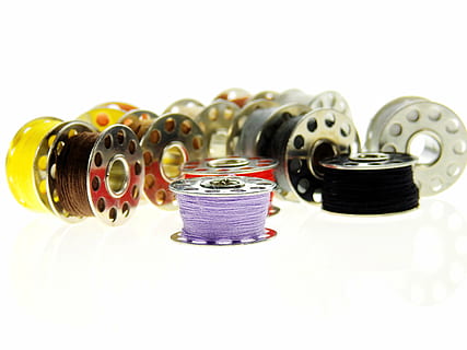 filato, filo, cucire, rocchetto di filo, colorato, filo per cucire, merceria, moda, design, bobina, ruolo, Handarbeit, schneider, mestiere, nähutensilien, accessori per il cucito, kit da cucito, fadenrollen, sartoria, creativo, sfondo bianco, arrotolato, nessuno, in casa, avvicinamento, giorno, girato in studio, grande gruppo di oggetti, copia spazio, natura morta, metallo, scelta, multicolore, oggetto da cucire, variazione, colore nero, forma geometrica, attrezzatura, ritagliare, 4K, CC0, dominio pubblico, privo di copyright