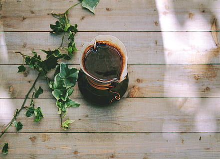 hvid, plastkande, sort, væske, træ-, overflade, kaffe, kop, fotografering, sort kaffe, glasbeholder, rustik, flatlay, Chemex, beholder, træ - materiale, drikke, blad, mad, baggrunde, friskhed, varme - temperatur, bord, indendørs, ingen mennesker, dag, tæt på, plante del, plante, høj vinkel visning, mad og drikke, vækst, natur, grøn farve, sund kost, velvære, stilleben, potteplante, havearbejde, 4K, CC0, offentligt domæne, royaltyfrie