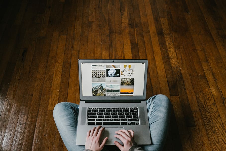 persona, utilitzant, portàtil, volta, gris, acer, escriure, google chromebooks, comunicació, tecnologia, tecnologia sense fils, una persona, connexió, a l'interior, material de fusta, adult, ordinador, mà humana, part del cos humà, mà, usant portàtil, activitat d'oci, estils de vida, fusta, persona irreconeixible, vista d’angle alt, 5K