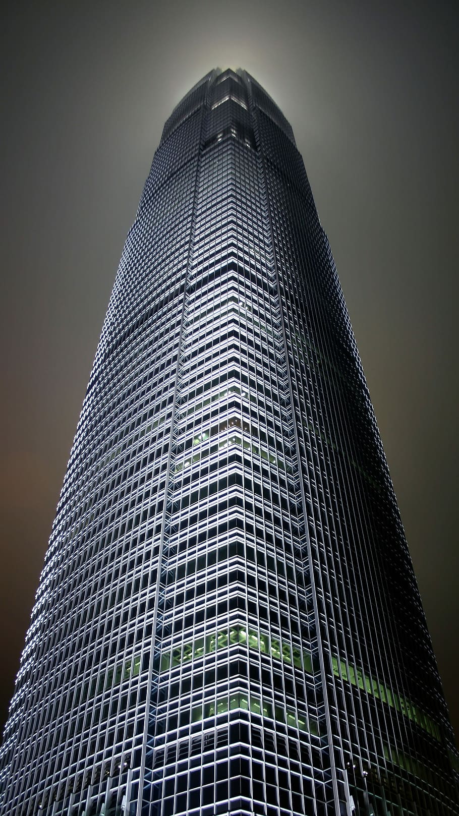 ifc, arquitectònic, fotografia, edifici, arquitectura, gratacels, finestres, boira, llums, alt, vertical, Finances, hong kong, estructura construïda, exterior de l'edifici, exterior d’edifici d’oficines, vista d’angle baix, alta - alta, modern, ciutat, oficina, cel, torre, destinacions de viatge, cap gent, nit, naturalesa, negocis, a l'aire lliure, districte financer, 2K