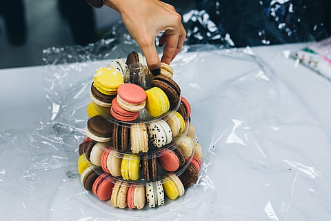 dulce, macarons, arreglado, torre, vistoso, caramelo, sabroso, bocadillo, azúcar, postre, confección, macarrón, merengue, comida, mano humana, una persona, parte del cuerpo humano, Sólo para adultos, multi color, gente, mano, comida y bebida, gente real, frescura, persona irreconocible, centrarse en primer plano, parte del cuerpo, adentro, de cerca, gran grupo de objetos, día, variación, alimentación saludable, dedo, 2K, CC0, dominio público, libre de derechos
