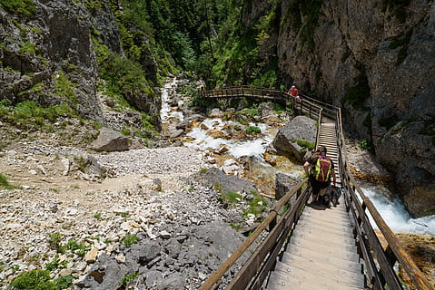 fotturer, fortau, borte, sti, gradvis, avstamning, trekkvei, kløft, fjellene, bratt, fjelltur, klam, ferie, fritid, natur, gå, fast, anlegg, tre, stein, rock-objekt, bro, ekte folk, fritidsaktivitet, fjell, livsstil, skog, gangsti, skjønnhet i naturen, forbindelse, bygget struktur, vann, gangbru, arkitektur, bro - menneskeskapte struktur, utendørs, 5K, CC0, offentlig domene, opphavsrett gratis