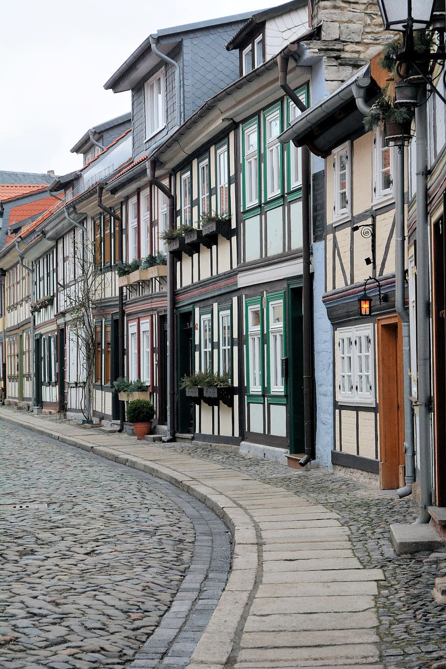 arquitectura, ciutat, casa, vell, wernigerode, Alemanya, centre històric, cases, exterior de l'edifici, estructura construïda, edifici, carrer, llambordes, barri residencial, sendera, dia, cap gent, a l'aire lliure, naturalesa, finestra, direcció, el camí a seguir, vorera, cel, casa de fila, 4K