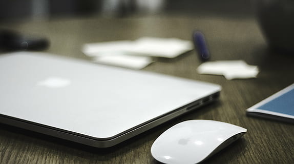 poma, ordinador, escriptori, portàtil, MacBook, MacBook Pro, ratolí, tecnologia, espai de treball, taula, a l'interior, negocis, cap gent, oficina, bloc de notes, comunicació, connexió, tecnologia sense fils, bolígraf, centrar-se en primer pla, educació, primer pla, natura morta, mobles, telèfon mòbil, tauleta digital, telèfon intel·ligent, 4K, CC0, domini públic, lliure de regalies