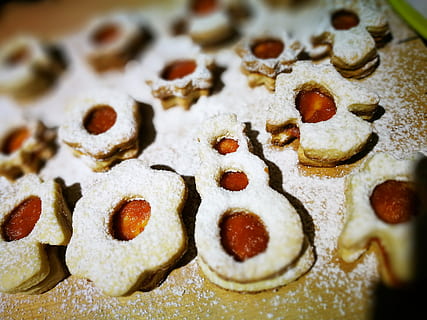 linzer, Nadal, pastís, humor, sucre, cookie, vacances, Bon Nadal, dolç, menjar i beguda, cap gent, frescor, indulgència, a l'interior, primer pla, gran grup d'objectes, menjar, menjar dolç, dia, al forn, festa, vista d’angle alt, celebració, llest per menjar, temptació, natura morta, postres, casolà, sucre en pols, element de pastisseria al forn, berenar, 4K, CC0, domini públic, lliure de regalies