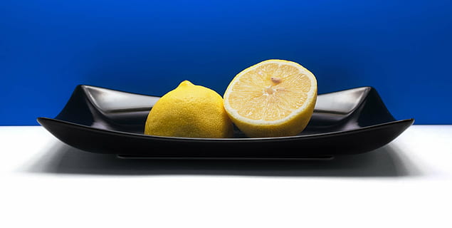 Zitrone, Obst, schwarze Platte, Blauer Hintergrund, frisch, Zitrusfrüchte, Zitrusfrucht, Lebensmittel, Scheibe, Frische, reif, Orangenfrucht, Gelb, Kreuzung, Essen und Trinken, gesundes Essen, Blau, Studioaufnahme, Wohlbefinden, drinnen, keine Leute, Nahansicht, kopieren sie platz, gesunder Lebensstil, Gruppe von Objekten, farbiger Hintergrund, Tablett, sauber, Geschirr, Snack, 4K, CC0, gemeinfrei, lizenzfrei