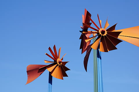 molí de vent, al seu torn, cel, vent, tuttlingen, energia, guanyar, blau, vermell, energia renovable, vista d’angle baix, aerogenerador, energia eòlica, turbina, medi ambient, naturalesa, energia alternativa, generació de combustible i energia, conservació del medi ambient, cap gent, cel clar, joguina de pinwheel, dia, a l'aire lliure, llum solar, molí de vent tradicional, bellesa a la natura, recursos sostenibles, 5K, CC0, domini públic, lliure de regalies