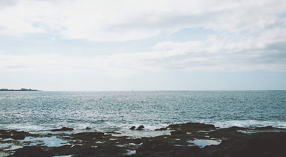 fotografía, arena, cuerpo, agua, tiempo de día, cuerpo de agua, negro, azul, gris, rocas, mar, apuntalar, cielo, naturaleza, nadie, ola, scenics, al aire libre, línea costera, playa, horizonte sobre el agua, día, marina, nube - cielo, belleza en la naturaleza, tranquilidad, paisajes - naturaleza, horizonte, escena tranquila, tierra, rock, idílico, escena no urbana, roca - objeto, costa rocosa, 2K, CC0, dominio público, libre de derechos