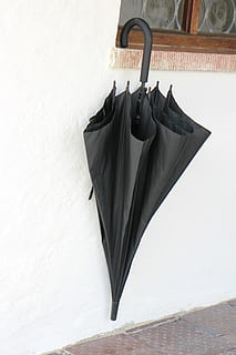 pantalla, paraguas, negro, nadie, de color negro, pared - característica de la construcción, adentro, ropa, vista de alto ángulo, naturaleza muerta, colgando, seguridad, proteccion, día, el color blanco, ausencia, arquitectura, bolso, perchero, de cerca, pared, accesorio personal, ropa de caballero, 5K, CC0, dominio público, libre de derechos