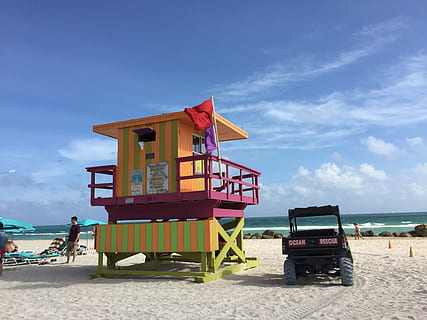 Miami Strand, USA, florida, kopiere plads, udendørs, himmel, dag, kun en mand, kun voksne, jord, strand, vand, hav, natur, rigtige mennesker, sand, lifeguard hytte, transportform, transportmidler, sky - himmel, hytte, menneskeskabte struktur, arkitektur, bygget struktur, herrer, tilfældige mennesker, 2K, CC0, offentligt domæne, royaltyfrie