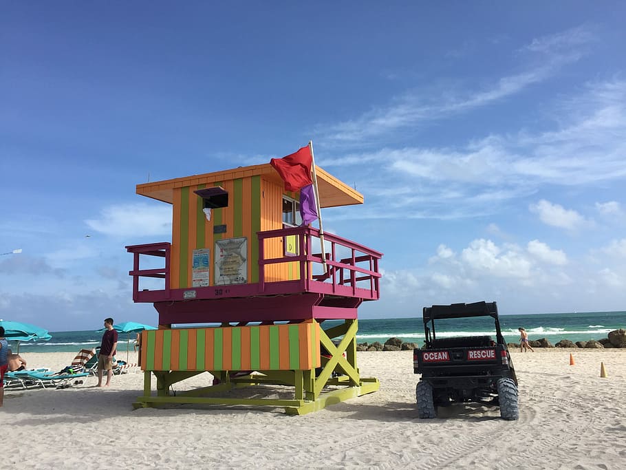 Miami Strand, USA, florida, kopiere plads, udendørs, himmel, dag, kun en mand, kun voksne, jord, strand, vand, hav, natur, rigtige mennesker, sand, lifeguard hytte, transportform, transportmidler, sky - himmel, hytte, menneskeskabte struktur, arkitektur, bygget struktur, herrer, tilfældige mennesker, 2K