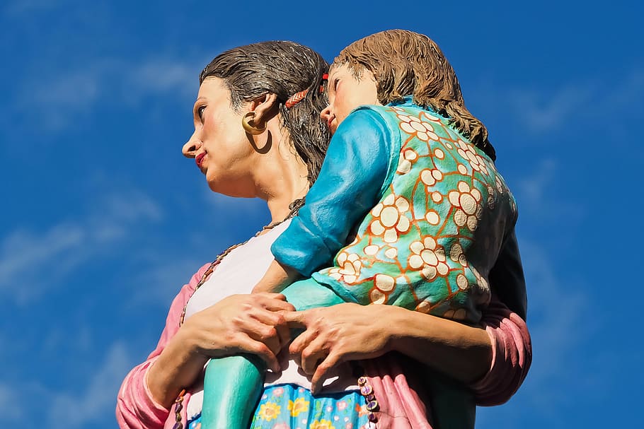 xifres, art, escultura, estàtua, dona, nen, pilar publicitari, ciutat, urbà, artistes, paisatge urbà, instal·lació artística, dues persones, unió, vista d’angle baix, parella heterosexual, cel, només adults, abraçada, amor, adult, Enamorar-se, dones, parella - relació, emoció, emoció positiva, homes, femelles, naturalesa, part del cos humà, adult jove, família, dones joves, a l'aire lliure, al voltant del braç, 4K