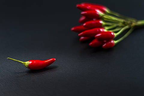 Chilli, papryczki chilli, pepperoni, strąki, ostry, jedzenie, kolor, czerwony, pieprz, warzywo, papryczka chili, jedzenie i picie, studio strzał, przyprawa, zdrowe odżywianie, świeżość, czerwona papryka chili, zbliżenie, dobre samopoczucie, wewnątrz, składnik, pieprz - warzywo, czarne tło, organiczny, martwa natura, żadnych ludzi, papryka jalapeno, 5K, CC0, domena publiczna, darmowe zdjęcia