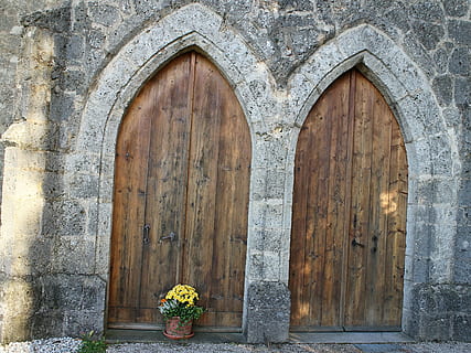 Eingang, Tür, Doppeltür, Tor, Steinbruch, Mittelalter, gotisch, Gothic Style, Spitzbogen, Spitzbogenstil, die Architektur, gebaute Struktur, Gebäudehülle, Holz - Material, Bogen, Gebäude, alt, keine Leute, Blume, Pflanze, geschlossen, Tag, blühende Pflanze, Topfpflanze, Haus, Wand, draußen, verwittert, Blumentopf, Strauß, 2K, CC0, gemeinfrei, lizenzfrei