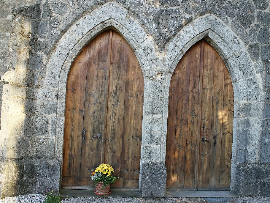 entrada, porta, porta doble, pedra de pedrera, edat mitjana, gòtic, estil gòtic, arc apuntat, estil d’arco apuntat, arquitectura, estructura construïda, exterior de l'edifici, material de fusta, arc, edifici, vell, cap gent, flor, planta, tancat, dia, planta amb flors, planta en test, casa, paret, a l'aire lliure, resistent, test de flor, bouquet, 2K