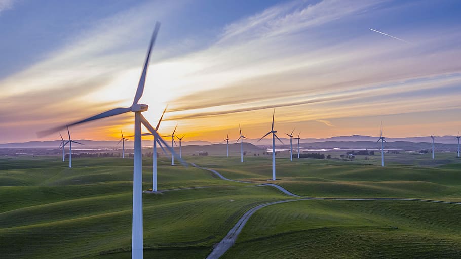 bianca, lotto di mulino a vento, verde, campo, turbine eoliche, tramonto, cielo, strada, viola, blu, vento, ventoso, aereo, Parco eolico, azienda agricola, ambiente, natura, fuco, paesaggio, bellezza nella natura, conservazione dell'ambiente, nuvola - cielo, nessuno, scenics - natura, erba, turbina eolica, la tranquillità, turbina, all'aperto, energia eolica, energia rinnovabile, mezzi di trasporto, combustibile e produzione di energia, 4K