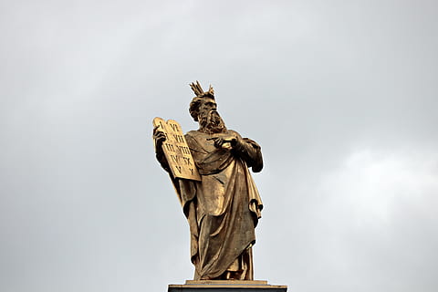 home, celebració, estàtua de llibre, moses, 10 manaments, estàtua, estàtua d'or, bruges, Bèlgica, figura, escultura, tauleta de pedra, proclamar, art i artesania, cel, representació humana, arquitectura, representació, vista d’angle baix, cap gent, naturalesa, dia, còpia espai, núvol - cel, religió, semblança femenina, destinacions de viatge, artesania, creativitat, creença, a l'aire lliure, àngel, 5K, CC0, domini públic, lliure de regalies