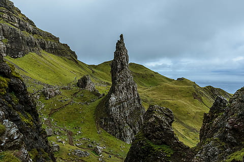 grå, bjerge, omgivet, græsfelt, sort, stenformationer, grøn, bakke, græs, klippe, himmel, humør, udsigt, jordskred, Skye, scenics - natur, miljø, sky - himmel, landskab, rock-objekt, solid, jord, natur, skønhed i naturen, overskyet, bjerg, vand, rejsemål, ingen mennesker, plante, udendørs, 5K, CC0, offentligt domæne, royaltyfrie