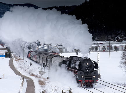 kald, snø, soloppgang, landskap, handling, mørk, skumring, motor, miljø, makt, frost, hus, is, lysstier, lokomotiv, utendørs, kraftig, jernbane, årstid, røyk, snøstorm, stasjon, damp, damp Lokomotiv, teknologi, spor, tog, transportere, transportsystem, reise, trær, vær, vinter, skogen, damptog, tog - kjøretøy, jernbane transport, røyk - fysisk struktur, transportmiddel, offentlig transport, transport, kaldtemperatur, natur, jernbanespor, dag, ingen folk, forurensing, luftforurensing, 2K