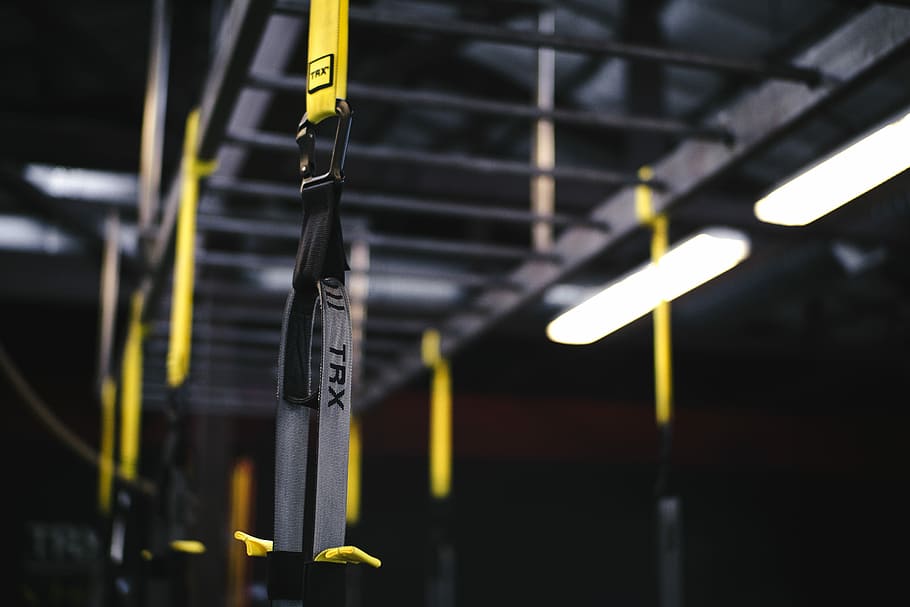 trx training, grau, Gelb, Gurt, Fitnessstudio, Zug, Seil, Übung, Fitness, Fokus auf den Vordergrund, selektiver Fokus, keine Leute, Nahansicht, drinnen, hängend, Metall, Kabel, Ausrüstung, Tag, beleuchtet, Industrie, Technologie, die Architektur, Sicherheit, Kommunikation, schwarze Farbe, 5K