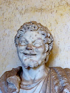 statue, smilende, marmor, skulptur, lykkelig, sjov, smil, Kunst og håndværk, menneskelig repræsentation, repræsentation, kreativitet, murbygningsfunktion, håndværk, tæt på, mandlig lighed, ingen mennesker, indendørs, kropsdel, forfra, dag, buste, mønster, udskæring, 4K, CC0, offentligt domæne, royaltyfrie