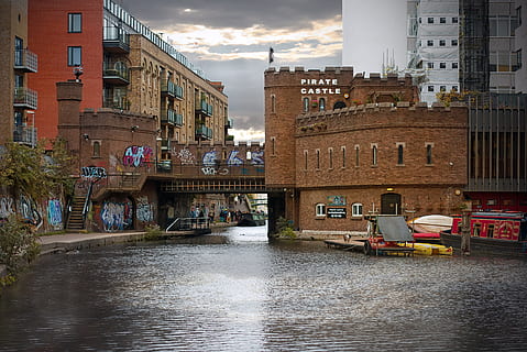 piratas, pintada, castillo, Camden, pueblo, fortaleza, medieval, torre, pueblo Camden, Inglaterra, Reino Unido, Londres, cielo, arquitectura, estructura construida, exterior del edificio, ciudad, transporte, agua, nube - cielo, edificio, frente al mar, canal, modo de transporte, barco náutico, puente, naturaleza, conexión, nadie, puente - estructura hecha por el hombre, 5K, CC0, dominio público, libre de derechos