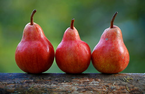 drie, rood, peren fruit, peren, fruit, dieet, gezond, voeding, voedsel, vers, gezond dieet, vers fruit, biologisch, heerlijk, versheid, boom, neergestreken, drie peren, gezond eten, eten en drinken, welzijn, detailopname, hout - materiaal, geen mensen, groep objecten, focus op de voorgrond, natuur, stilleven, dag, tafel, fabriek, buitenshuis, appel - fruit, drie objecten, rijp, 4K, CC0, publiek domein, royaltyvrij
