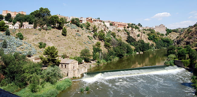 fiume, Tago, toledo, paesaggio, acqua, cascata, verde, alberi, case, architettura, albero, struttura costruita, esterno dell'edificio, natura, storia, pianta, destinazioni di viaggio, il passato, costruzione, viaggio, montagna, turismo, scenics - natura, cielo, terra, bellezza nella natura, nessuno, all'aperto, fluente, acqua corrente, 4K, CC0, dominio pubblico, privo di copyright