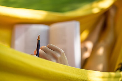en train d'étudier, en train de lire, crayon, jardin, femme, divers, Université, éducation, apprentissage, école, étude, femmes, main humaine, personnes, fermer, une personne, en portant, mise au point sélective, jaune, partie du corps humain, main, adulte, activité, stylo, publication, livre, l'écriture, bloc note, personne méconnaissable, relaxation, membre humain, 4K, CC0, domaine public, libre de droits