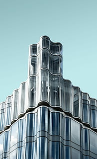 grigio, costruzione, giorno, blu, bianca, edificio della città, chiaro, cielo, architettura, finestra, urbano, moderno, facciata, creativo, forma, geometria, modello, angolo, attività commerciale, grattacielo, esterno dell'edificio, Inquadratura dal basso, struttura costruita, cielo sereno, città, natura, nessuno, edificio per uffici esterno, ufficio, alto - alto, all'aperto, copia spazio, luce del sole, distretto finanziario, 4K, CC0, dominio pubblico, privo di copyright
