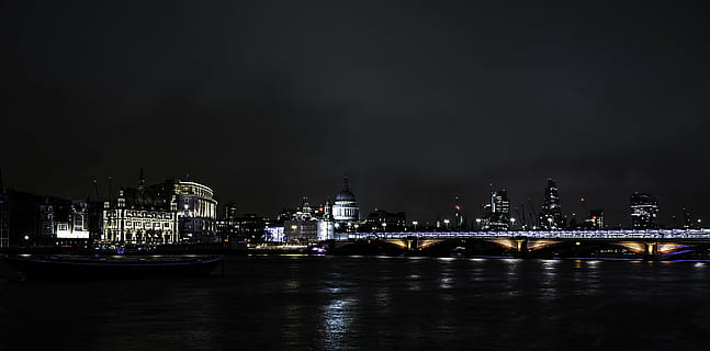 illuminato, edifici, ore notturne, fiume, Londra, notte, Tamigi, architettura, Gran Bretagna, Britannico, città, Inghilterra, Inglese, Regno Unito, ponte, palazzo, parlamento, Westminster, costruzione, punto di riferimento, esterno dell'edificio, struttura costruita, acqua, cielo, destinazioni di viaggio, nessuno, grattacielo, nave nautica, paesaggio urbano, riflessione, mezzi di trasporto, paesaggio, edificio per uffici esterno, moderno, all'aperto, buio, 5K, CC0, dominio pubblico, privo di copyright