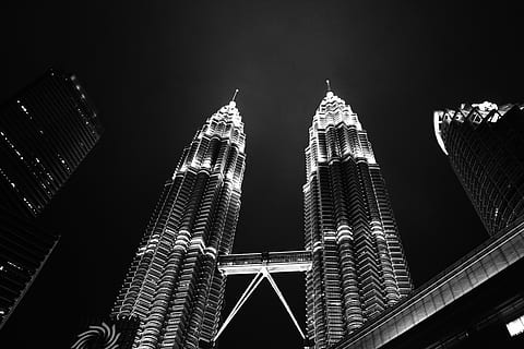 KLCC, nat, sort hvid, twin, tower, sort, hvid, tvilling, tårn, malaysia, arkitektur, skyskraber, bygning udvendig, bygget struktur, by, moderne, kontorbygning udvendig, bygning, høj - høj, lav vinkel visning, himmel, by skyline, rejsemål, kontor, belyst, landskab, ingen mennesker, udendørs, bybilledet, finansdistrikt, Spir, 5K, CC0, offentligt domæne, royaltyfrie