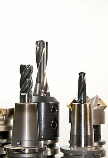 trapano, fresatura, fresatrice, perforazione, strumento, metallo, lavorazione dei metalli, industria, cnc, turno, macchina, macchina cnc, produzione, tornio, Zerspanung, zerspahnen, costruzione di metallo, testa di perforazione, Ingenieurwesen, arrotondamento, meccanica, tecnologia, girato in studio, natura morta, in casa, nessuno, sfondo bianco, avvicinamento, copia spazio, grande gruppo di oggetti, attrezzature domestiche, gruppo di oggetti, scelta, utensile da cucina, variazione, attrezzatura, color argento, concentrarsi sulle conoscenze acquisite, apparecchio, brillante, gruppo, acciaio, caffettiera, 5K, CC0, dominio pubblico, privo di copyright