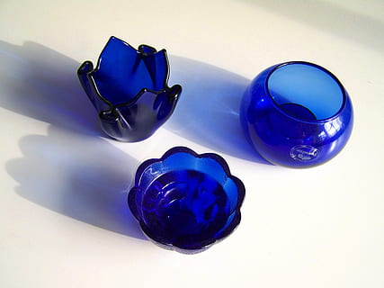 blå glassobjekter, lys skygge, ornamenter, blå, stilleben, innendørs, bord, ingen folk, nærbilde, høy vinkel visning, glass - materiale, hvit bakgrunn, mote, gruppe av objekter, briller, solbriller, studio skudd, container, skygge, bolle, gjennomsiktig, sfære, husholdningsutstyr, personlig tilbehør, lilla, glass, 2K, CC0, offentlig domene, opphavsrett gratis