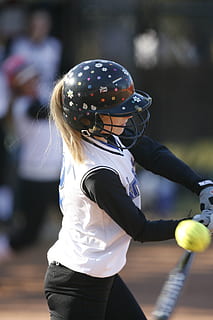 softball, pastella, femmina, azione, colpire, pipistrello, palla, gioco, concorrenza, adolescente, intonazione, atleta, uniforme, hitter, sport, ragazze, concentrazione, sciopero, batting, casco, giocatore, concentrarsi sulle conoscenze acquisite, persone reali, stili di vita, una persona, bambino, attività di svago, donne, in piedi, tre quarti, capi di abbigliamento, infanzia, giorno, giocando, femmine, abbigliamento sportivo, bambino pre-adolescente, acconciatura, 2K, CC0, dominio pubblico, privo di copyright