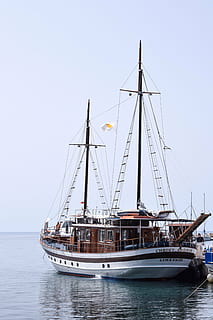 cypern, Paphos, havn, båd, morgen, hav, refleksioner, middelhavet, turisme, landskab, berolige, sindsro, nautiske fartøj, transportmidler, transportform, vand, himmel, sejlbåd, mast, natur, havnefronten, pol, sejlads, skyfri himmel, skib, dag, rejse, ingen mennesker, sejlskib, udendørs, luksus, passagerskib, yacht, 5K, CC0, offentligt domæne, royaltyfrie