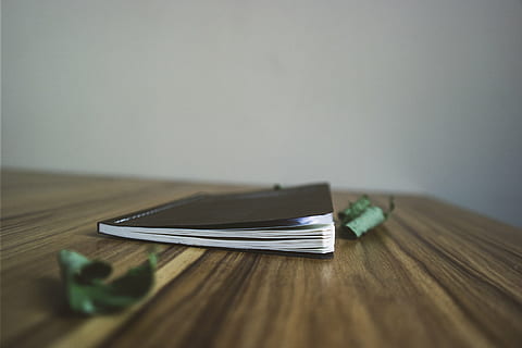 llibre, fusta, superfície, negre, Bloc de notes, quadern, borrós, taula, full, material de fusta, cap gent, a l'interior, dia, primer pla, enfocament selectiu, còpia espai, absència, paper, tecnologia sense fils, natura morta, comunicació, negocis, connexió, tecnologia, senzillesa, publicació, portabilitat, pila, en blanc, nivell superficial, vaixella, 5K, CC0, domini públic, lliure de regalies